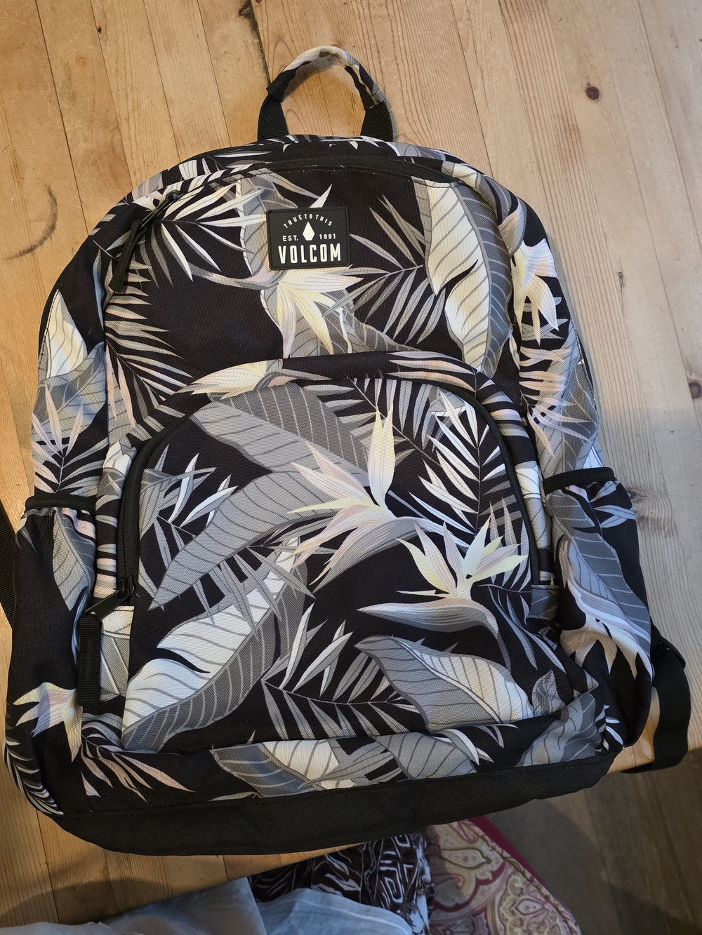 Volcom Black Pink Floral  Tropical Leaf Print Backpack New Without Tags